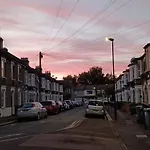 East London Apartmentsleeps2-Garden-Transportlinks
